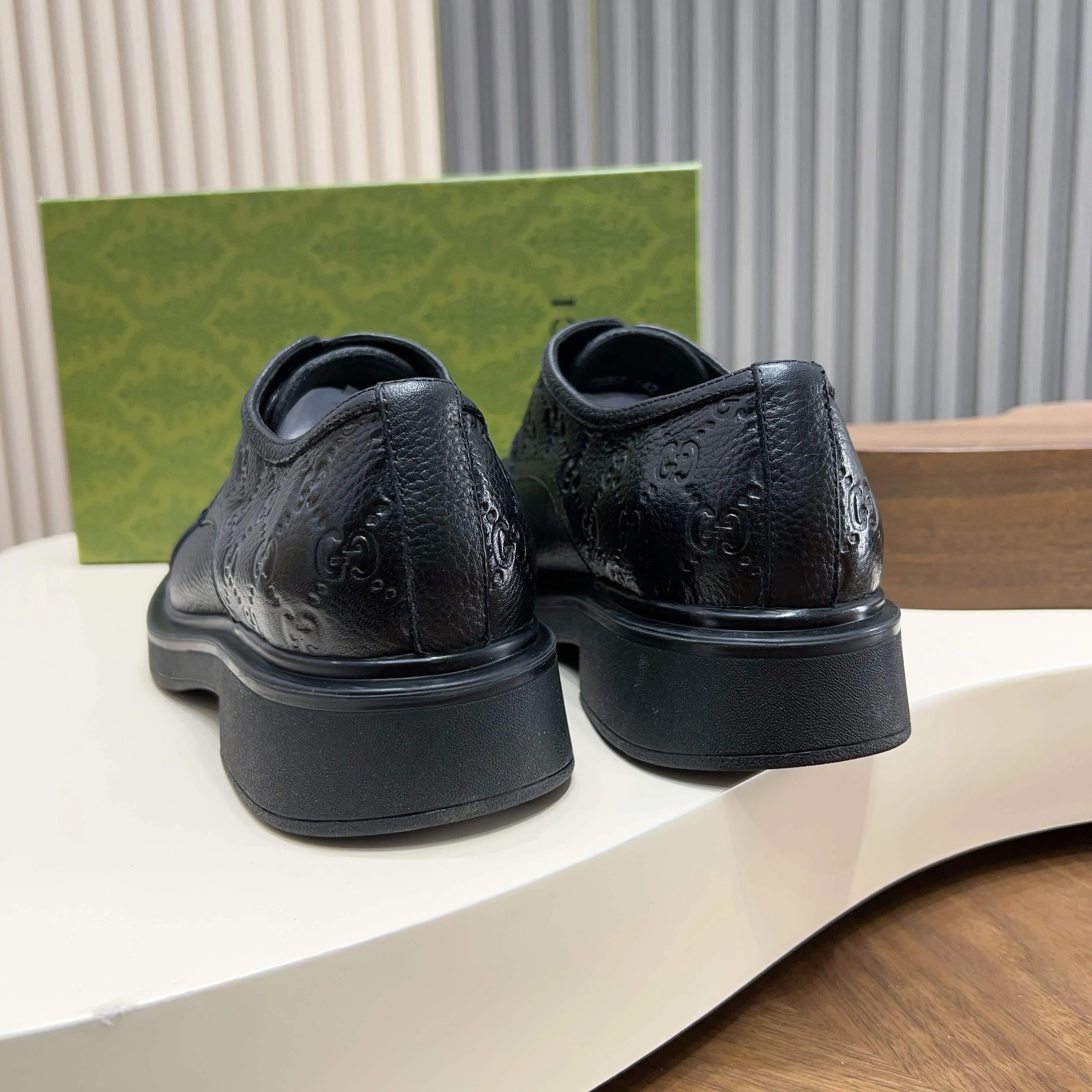 💰780 Gucci/Gucci new men’s lace-up shoes with GG details, matte cow leather derby shoes! The design of this men's lace-up shoe is rooted in the brand's heritage. Crafted from premium waxed cow leather, it is embellished with GG printed embossed suede leather details, a nod to Gucci's iconic monogram. The rubber sole decorated with GG pattern adds a touch of modern fashion to this design. Typical three-joint style design. European and American classic version, full calfskin lining. The overall upper texture is soft and the lining is comfortable and breathable. 2CM thickened soft rubber sole, easy to control. Versatile and stylish upper foot, multiple colors available to meet different matching needs, complete package! Size: 39-40-41-42-43-44 leather shoe size (38.45.46 can be customized)